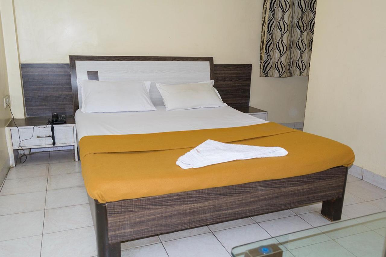 פונה Hotel Mukesh Residency מראה חיצוני תמונה